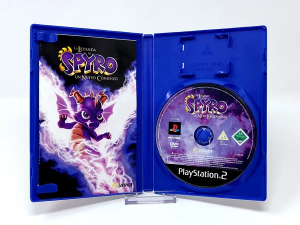 Interior del juego La Leyenda de Spyro: Un Nuevo Comienzo (ESP) para PlayStation 2 con disco y manual