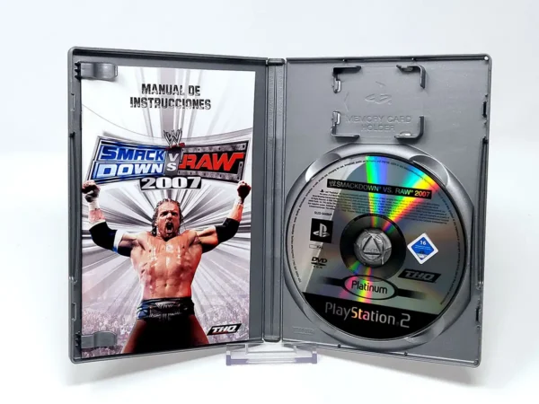 Interior del juego WWE SmackDown vs. Raw 2007 (ESP) (Platinum) para PlayStation 2 con disco y manual
