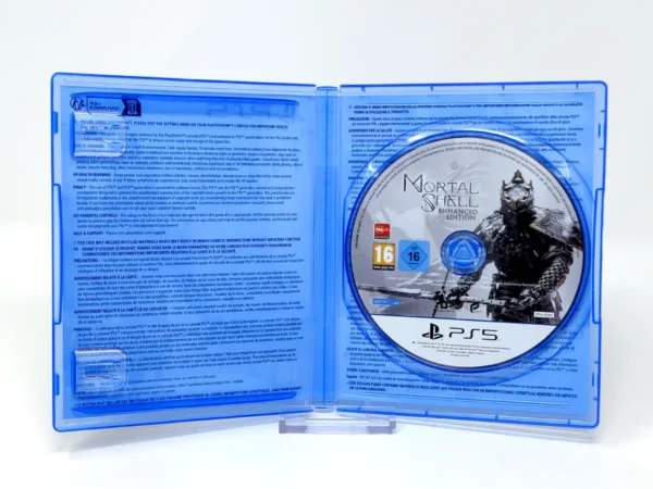 Interior del juego Mortal Shell: Enhanced Edition (ESP) para PlayStation 5 con disco y manual