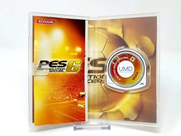 Interior del juego PES 6: Pro Evolution Soccer (ESP) para PSP con disco y manual
