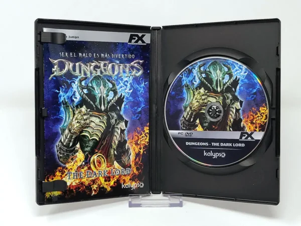 Interior del juego Dungeons: The Dark Lord (ESP) para PC con disco y manual