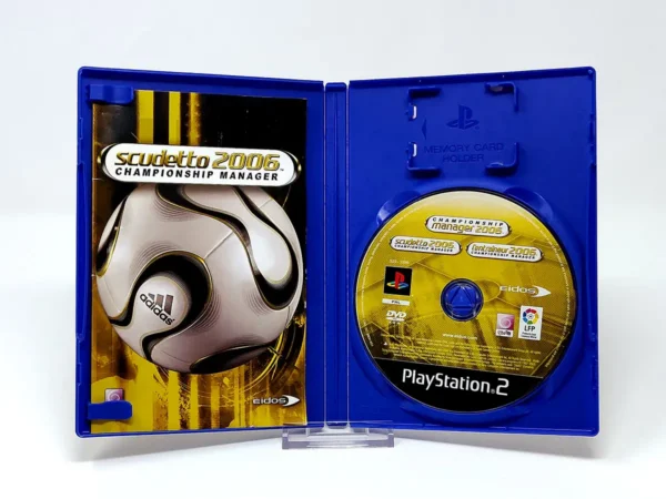 Interior del juego Scudetto 2006 (ITA) para PlayStation 2 con disco y manual