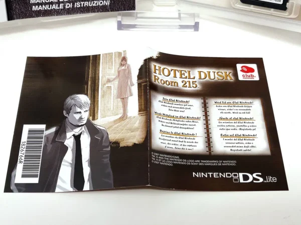 Lateral de la caja de Hotel Dusk: Room 215 (ESP) para Nintendo DS