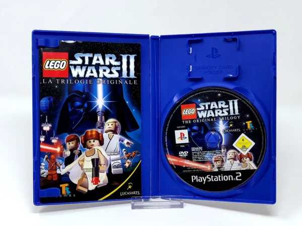 Interior del juego LEGO Star Wars II: La Trilogie Originale (FRA) para PlayStation 2 con disco y manual
