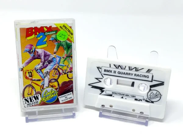 Interior del juego BMX Simulator 2 (Codemaster) para Sinclair ZX Spectrum con disco y manual