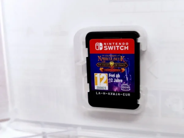 Lateral de la caja de The Dungeon of Naheulbeuk: The Amulet of Chaos - Chicken Edition (ESP) para Nintendo Switch
