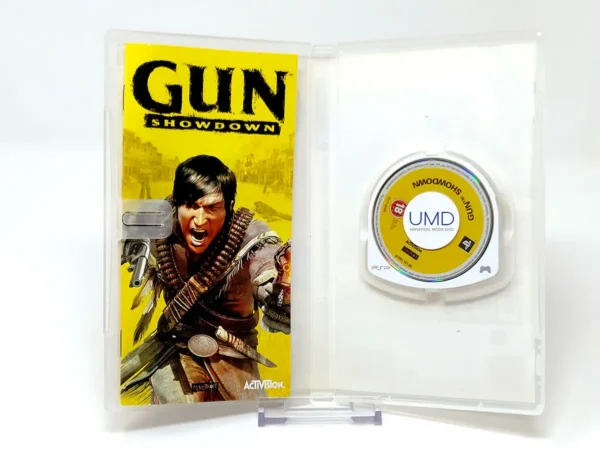 Interior del juego Gun Showdown (ESP) para PSP con disco y manual