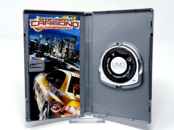 Interior del juego Need for Speed: Carbono: Domina la Ciudad (ESP) (Platinum) para PSP con disco y manual