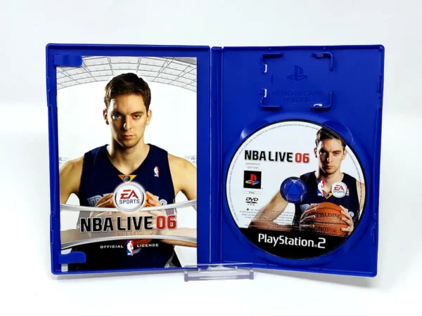 Interior del juego NBA Live 06 (ESP) para PlayStation 2 con disco y manual