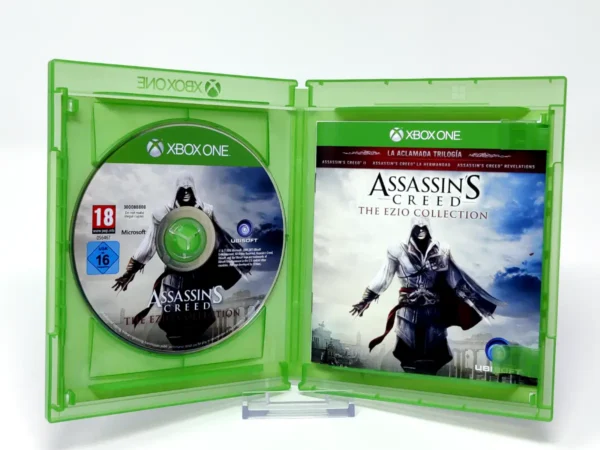 Interior del juego Assassin's Creed: The Ezio Collection (ESP) para XBOX One / Series X/S con disco y manual