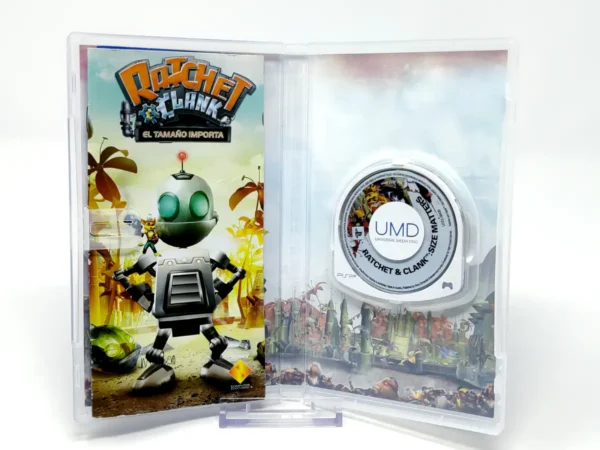 Interior del juego Ratchet & Clank: El Tamaño Importa (ESP) para PSP con disco y manual