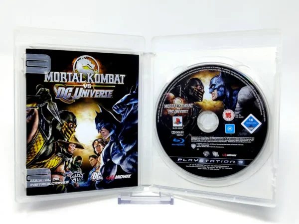 Interior del juego Mortal Kombat vs. DC Universe (ESP) para PlayStation 3 con disco y manual