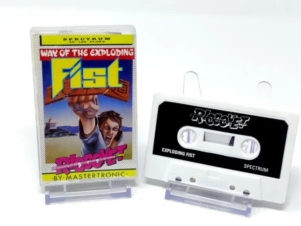 Interior del juego Way of the Exploding Fist (Mastertronic) para Sinclair ZX Spectrum con disco y manual