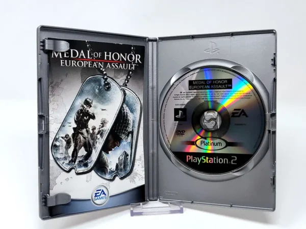 Interior del juego Medal of Honor: European Assault (ITA) (Platinum) para PlayStation 2 con disco y manual