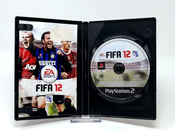 Interior del juego FIFA 12 (ITA) para PlayStation 2 con disco y manual