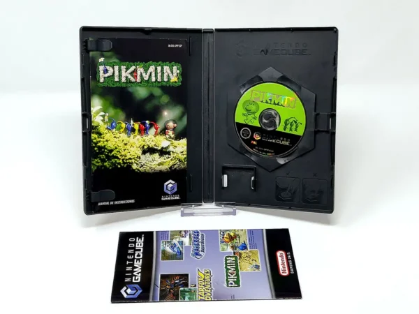 Interior del juego Pikmin (ESP) para Nintendo GameCube con disco y manual