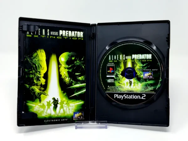 Interior del juego Aliens Versus Predator: Extinction (ESP) para PlayStation 2 con disco y manual