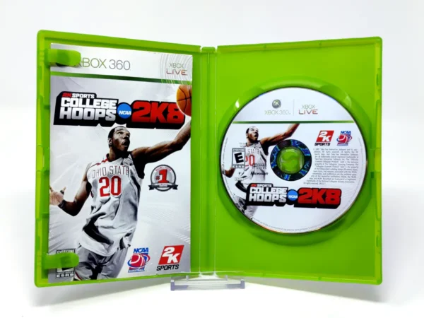 Interior del juego College Hoops 2K8 (USA) para XBOX 360 con disco y manual