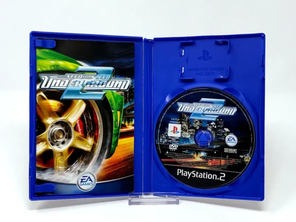 Interior del juego Need for Speed: Underground 2 (ITA) para PlayStation 2 con disco y manual