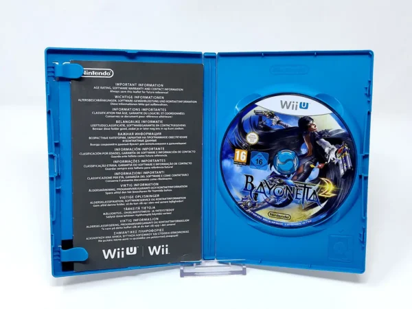 Interior del juego Bayonetta 2 (ESP) para Nintendo Wii U con disco y manual