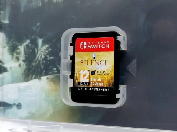 Interior del juego Silence (ESP) para Nintendo Switch con disco y manual