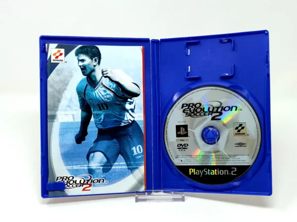 Interior del juego Pro Evolution Soccer 2 (ESP) para PlayStation 2 con disco y manual