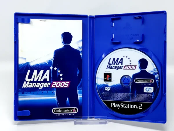 Interior del juego LMA Manager 2005 (UK) para PlayStation 2 con disco y manual