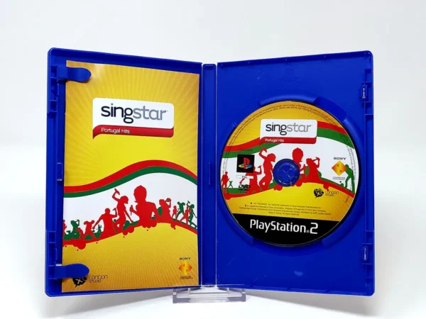 Interior del juego SingStar Portugal Hits (POR) para PlayStation 2 con disco y manual
