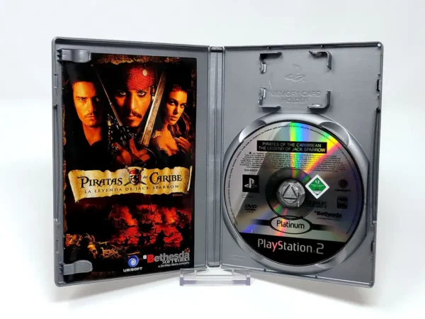 Interior del juego Piratas del Caribe: La Leyenda de Jack Sparrow (ESP) (Platinum) para PlayStation 2 con disco y manual