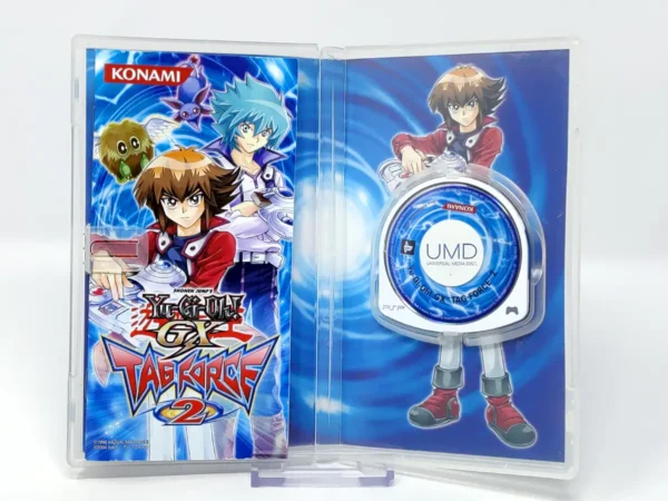 Interior del juego Yu-Gi-Oh! GX: Tag Force 2 (ESP) para PSP con disco y manual