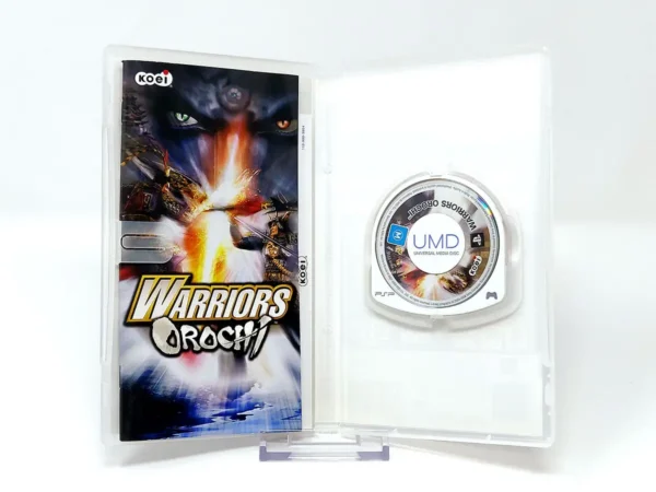 Interior del juego Warriors Orochi (ESP) para PSP con disco y manual