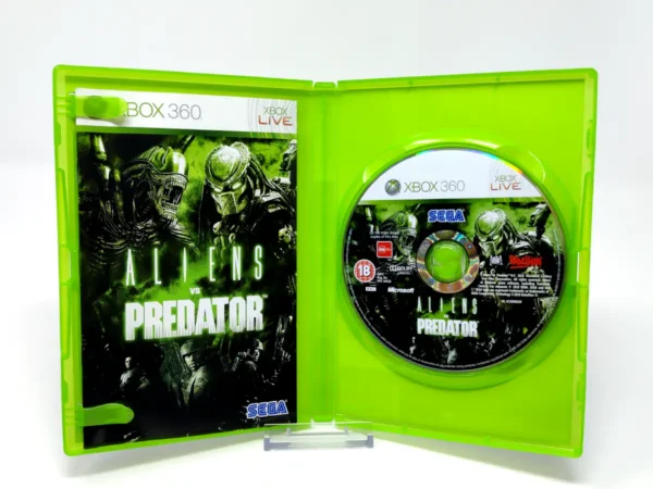 Interior del juego Aliens vs. Predator (UK) para XBOX 360 con disco y manual