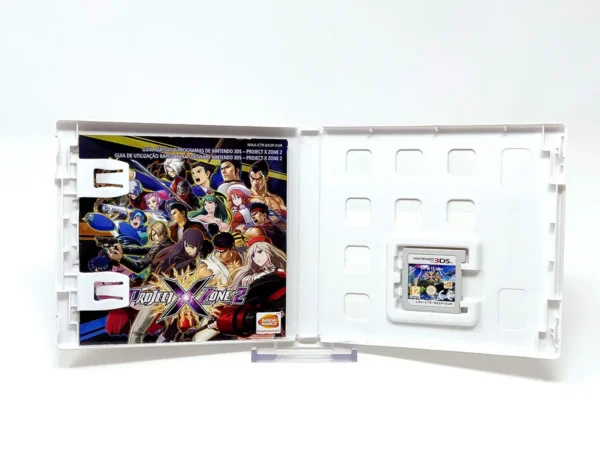 Interior del juego Project X Zone 2 (ESP) para Nintendo 3DS con disco y manual