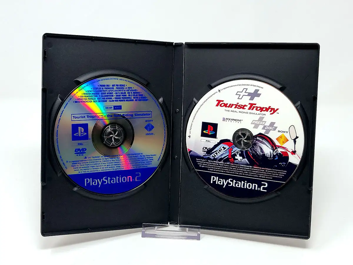 Interior del juego Tourist Trophy: The Real Riding Simulator (UK) (Press Disc + Promo) para PlayStation 2 con disco y manual