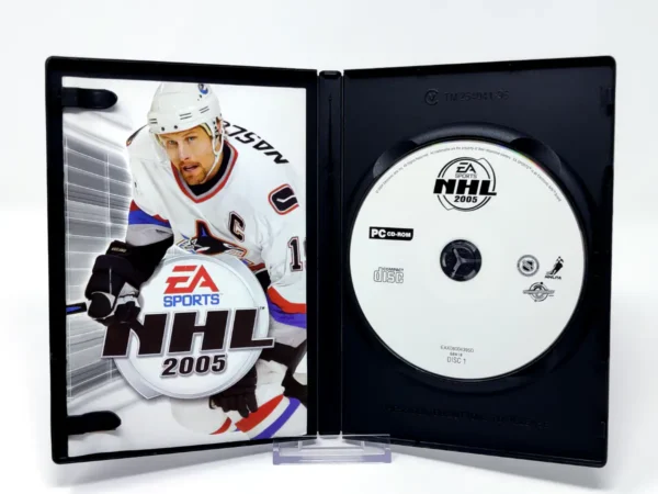 Interior del juego NHL 2005 (ESP) para PC con disco y manual