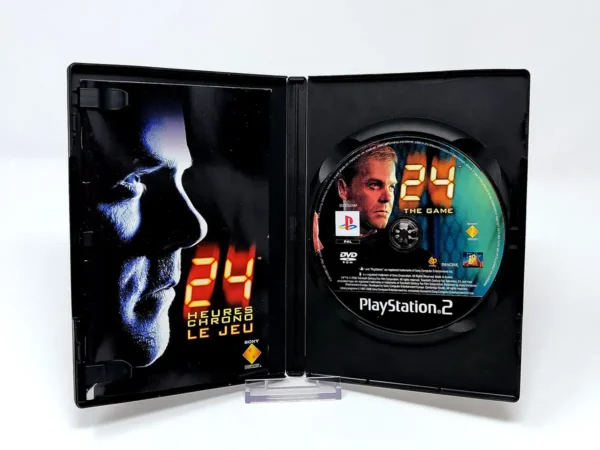 Interior del juego 24: Heures Chrono - Le Jeu (FRA) para PlayStation 2 con disco y manual