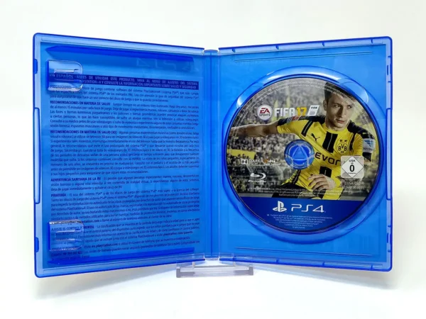 Interior del juego FIFA 17 (ESP) para PlayStation 4 con disco y manual