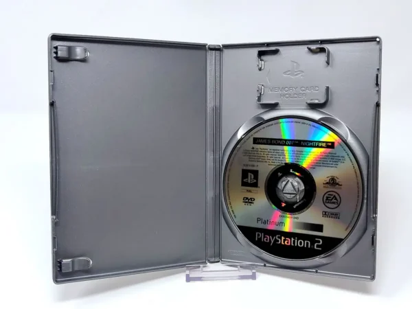 Interior del juego James Bond 007: Nightfire (FRA) (Platinum) (Rebajado) para PlayStation 2 con disco y manual