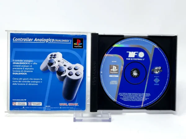 Interior del juego This Is Football 2 (ITA) (Rebajado) para PlayStation 1 con disco y manual