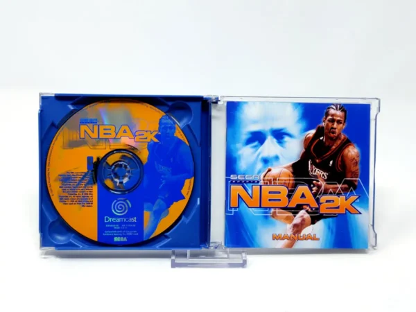 Interior del juego NBA 2K (ESP) para Sega Dreamcast con disco y manual