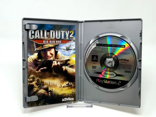 Interior del juego Call of Duty 2: Big Red One (ESP) (Platinum) para PlayStation 2 con disco y manual