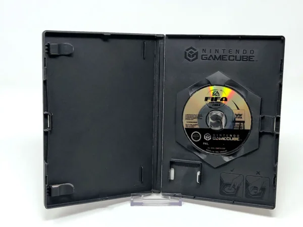 Interior del juego FIFA Football 2004 (ESP) (Rebajado) para Nintendo GameCube con disco y manual