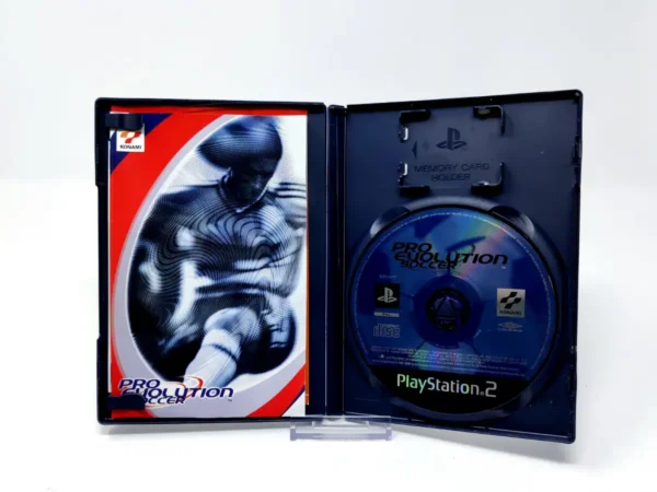 Interior del juego Pro Evolution Soccer (UK) para PlayStation 2 con disco y manual