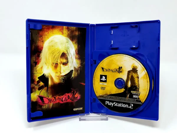 Interior del juego Devil May Cry 2 (UK) para PlayStation 2 con disco y manual