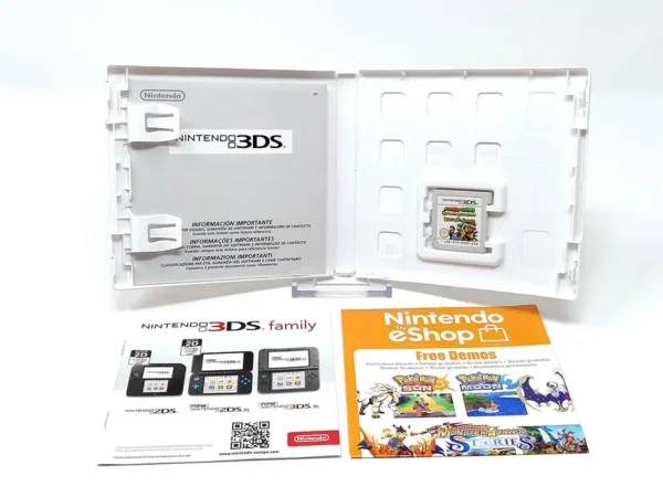 Interior del juego Mario & Luigi: Bowser's Inside Story + Bowser Jr.'s Journey (ESP) para Nintendo 3DS con disco y manual
