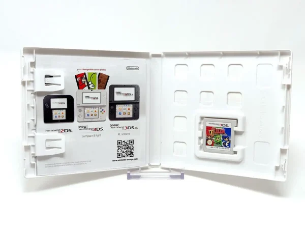 Interior del juego The Legend of Zelda: Tri Force Heroes (ESP) para Nintendo 3DS con disco y manual