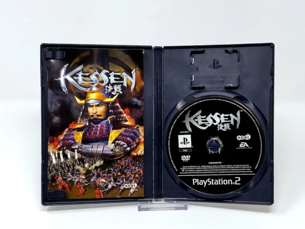 Interior del juego Kessen (ESP) para PlayStation 2 con disco y manual