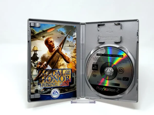 Interior del juego Medal of Honor: Rising Sun (ESP) (Platinum) para PlayStation 2 con disco y manual