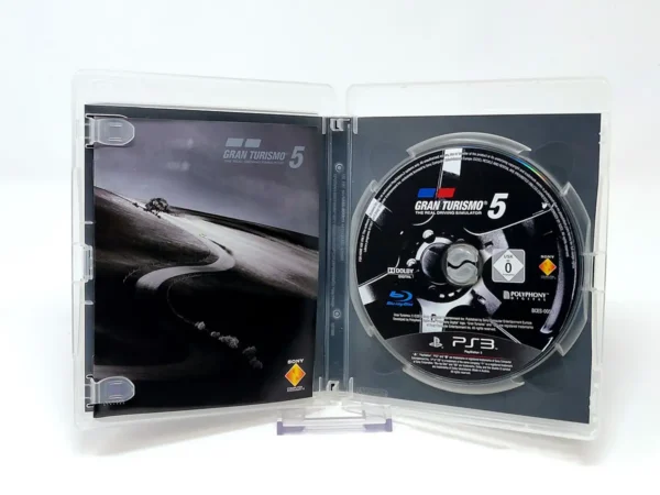 Interior del juego Gran Turismo 5 (ESP) para PlayStation 3 con disco y manual