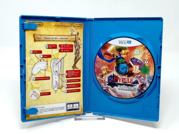 Interior del juego Hyrule Warriors (ESP) para Nintendo Wii U con disco y manual
